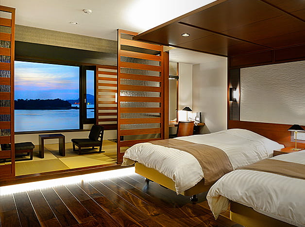 公式 天草 松島温泉旅館 ホテル竜宮 天草の海を照らす夕陽と波 おどる